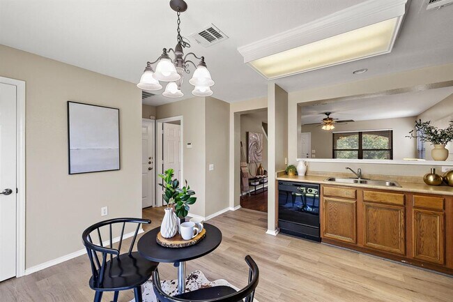Building Photo - 5705 Viewpoint Dr