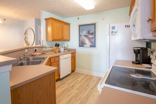 Building Photo - Sea Drift Carolina Breezin' @ 208 Carolina Beach Ave S #102