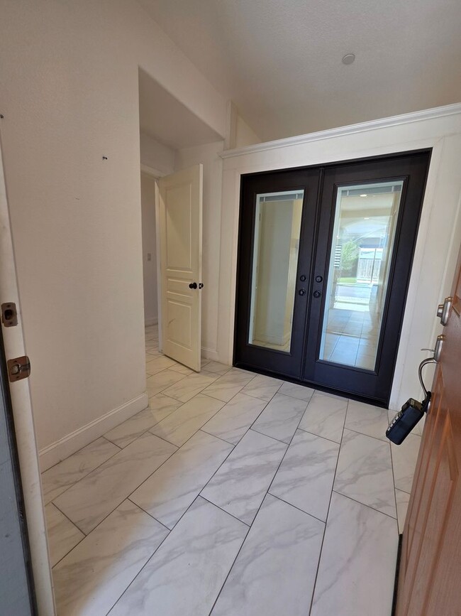 Building Photo - Solar , open floor plan, walk in shower, v...