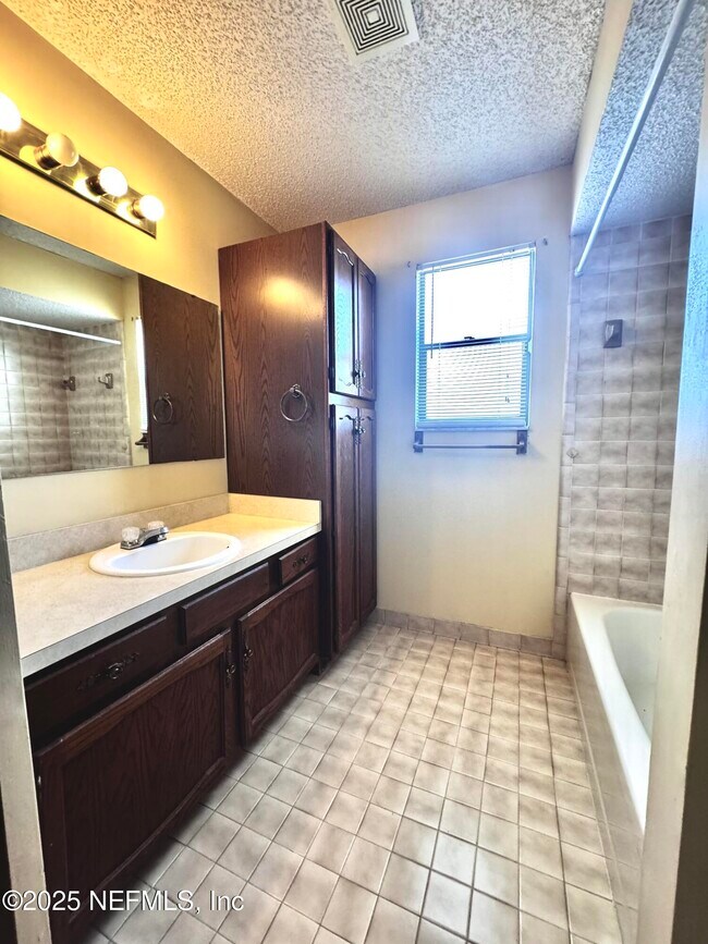 Building Photo - 8167 Sable Woods Dr N