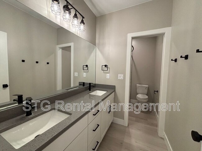 Building Photo - 840 Twin Lakes Dr