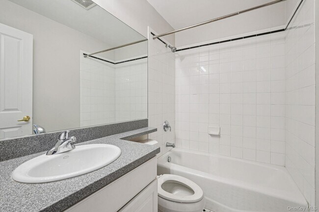 Building Photo - 10 Bridge Ln