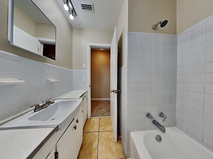 Building Photo - 1332 Arlingwood Ave