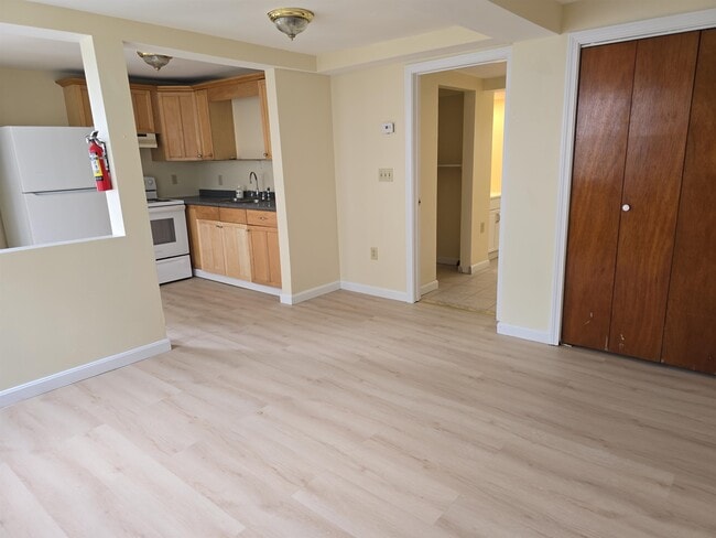 Building Photo - 165 S Main St