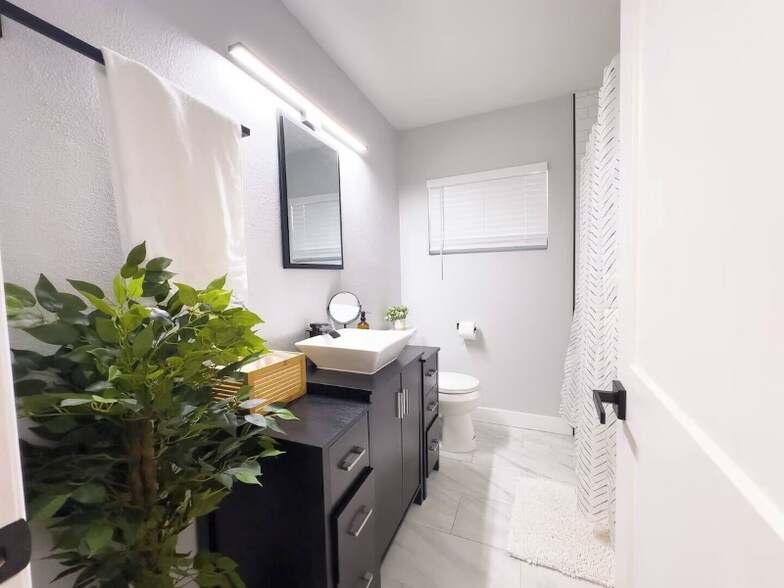 Building Photo - 8911 Oren Ave