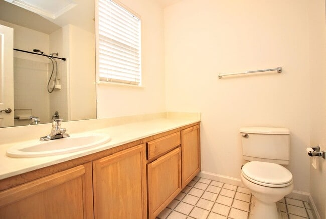 Building Photo - 2 Bedroom 2.5 Bath Home in Petaluma