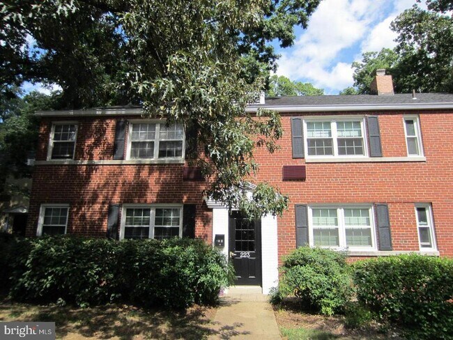 Primary Photo - 223 N George Mason Dr