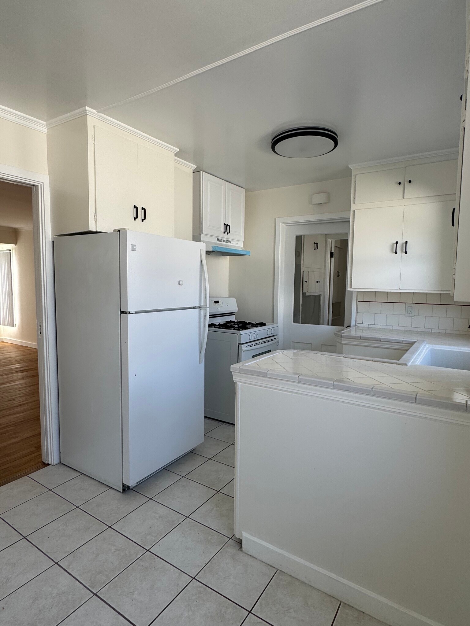 Building Photo - 1005 N Buena Vista St