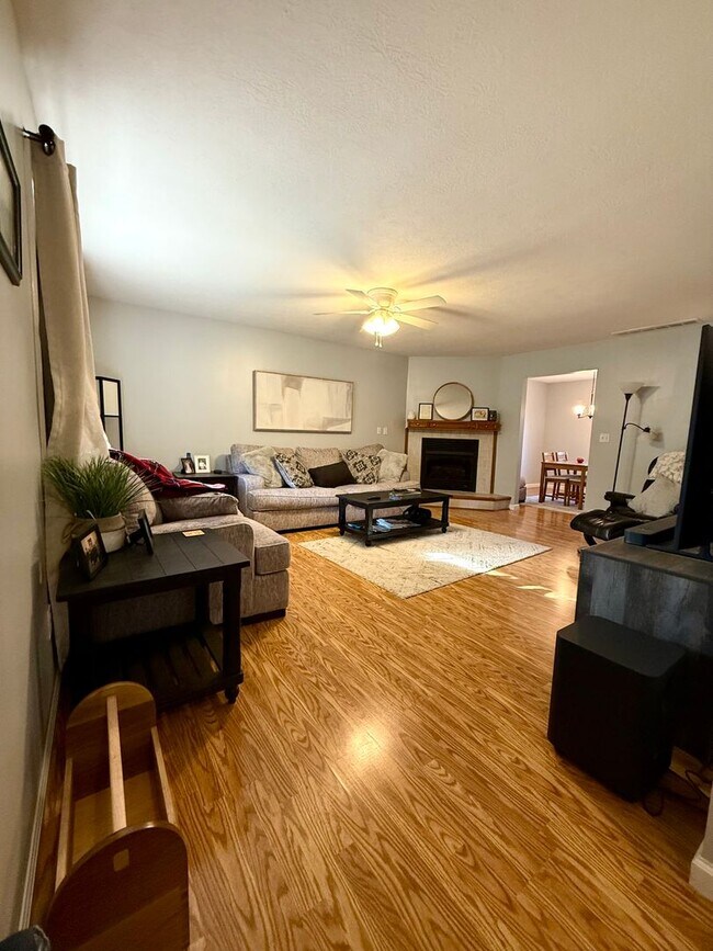 Building Photo - Beautiful Home on West side Available Janu...