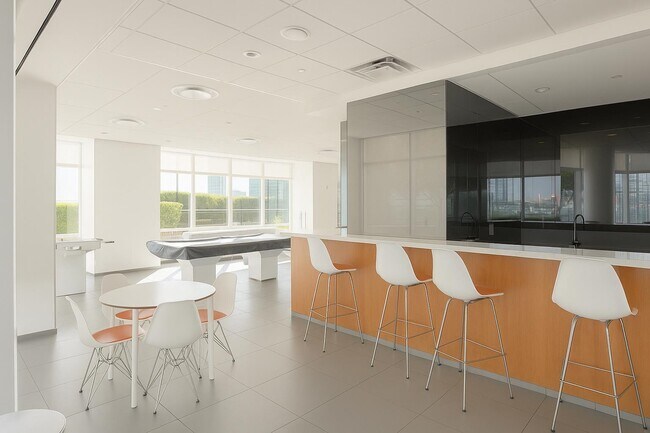 Building Photo - 77 Hudson St