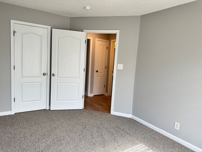 Building Photo - Almost 2000 sq.ft! Super Nice & Clean! 3 B...