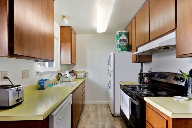 Building Photo - 2 Bedroom 2 Bedroom Home in East Davis with solar