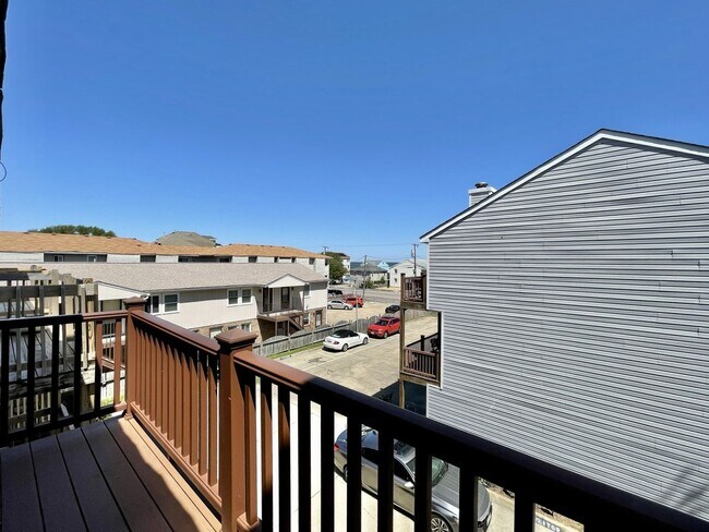 Building Photo - Freshly painted & Available NOW! Tri-Level...