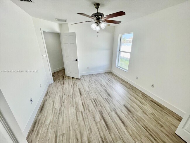 Building Photo - 272 SW Oakridge Dr
