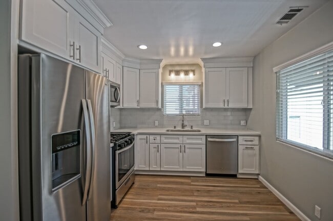 Building Photo - NEWLY REMODELED, SPLIT-LEVEL 3BR2BA DUPLEX...