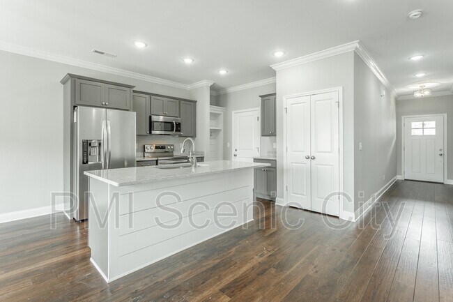 Building Photo - 591 Bellingham Dr NE