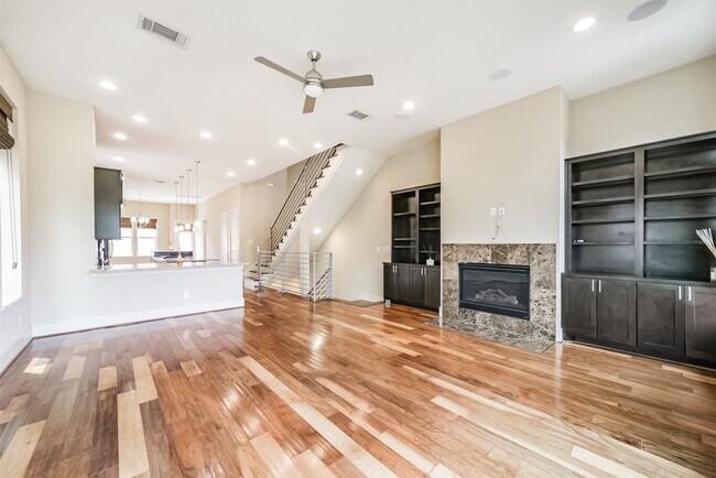 Building Photo - 5425 Hidalgo St