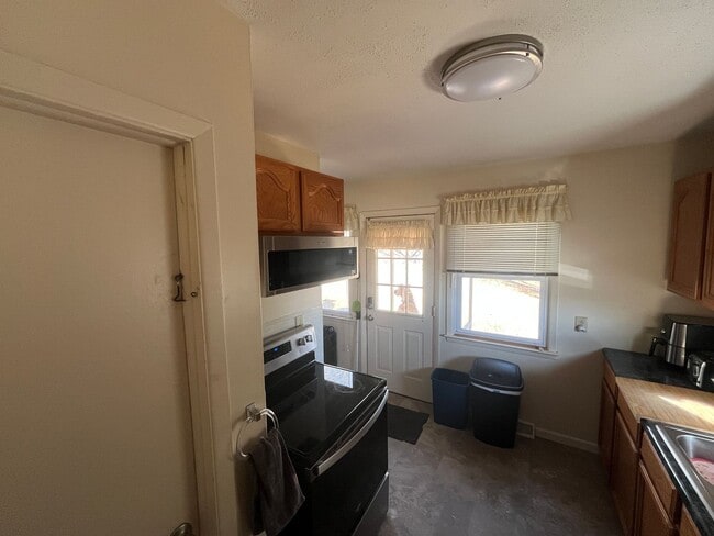 Building Photo - 265 View St