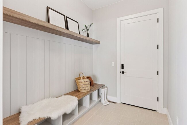 Building Photo - New Charming Berthoud Home with Modern Com...