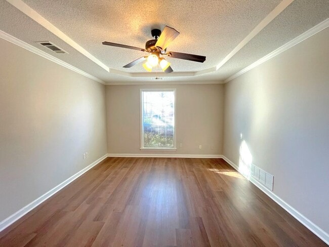 Building Photo - MOVE IN TODAY!