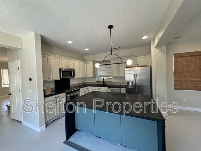 Building Photo - 20900 W Hamilton St