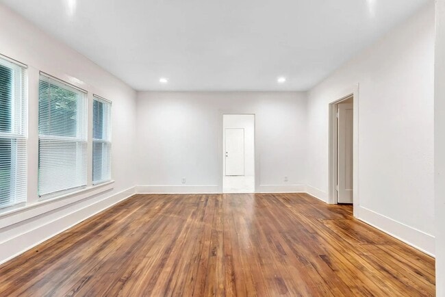 Building Photo - 425 E Sears St