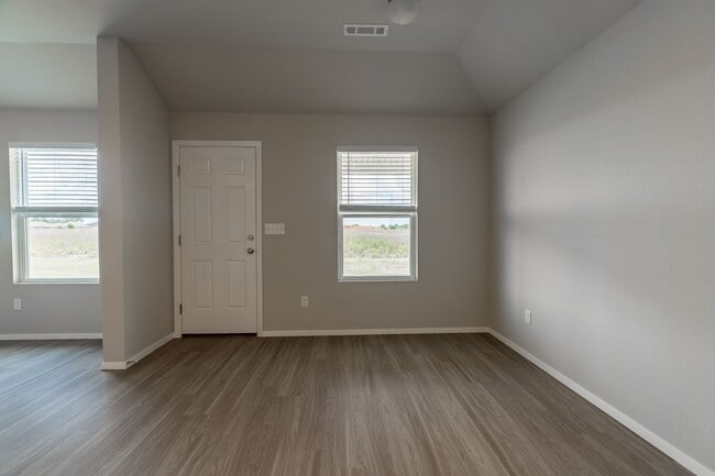 Building Photo - Large 4 Bedroom Home w/3 car Garage and Hu...