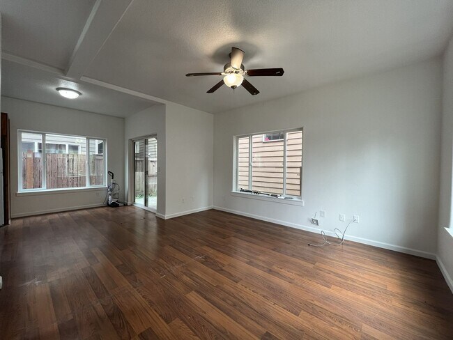 Building Photo - Bright End-Unit Townhouse with a Loft & Covered Patio