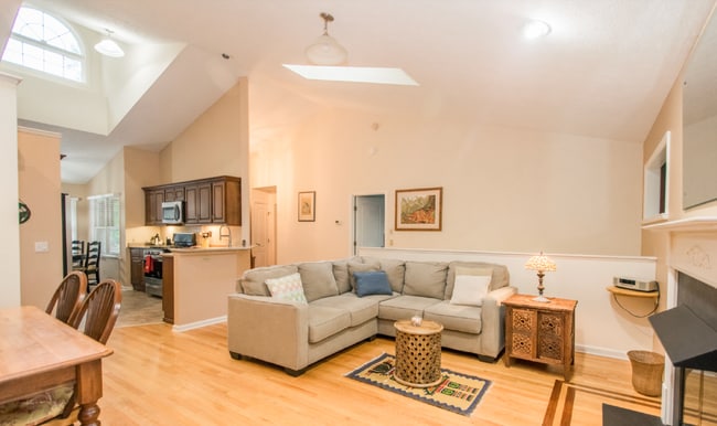 Building Photo - 4 Bedroom 3 Bathroom Home Furnished home