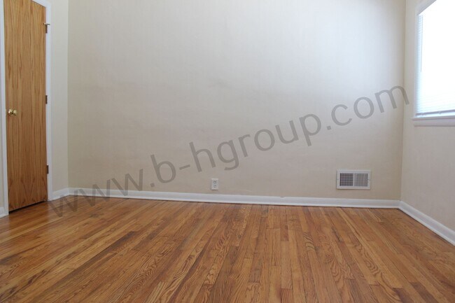 Building Photo - 609 45th St