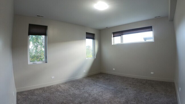Building Photo - 5001 Prospect Ave