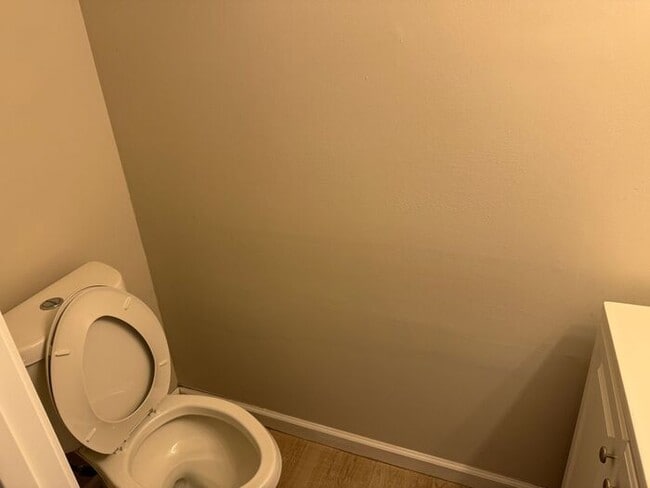 Building Photo - Townhouse style apartment- REMODELED!!