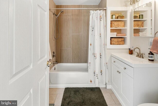 Building Photo - 2 Leverington Ave