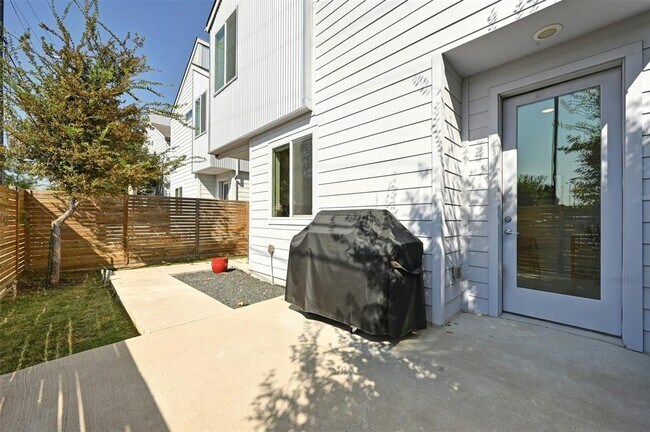 Building Photo - 801 N Bluff Dr
