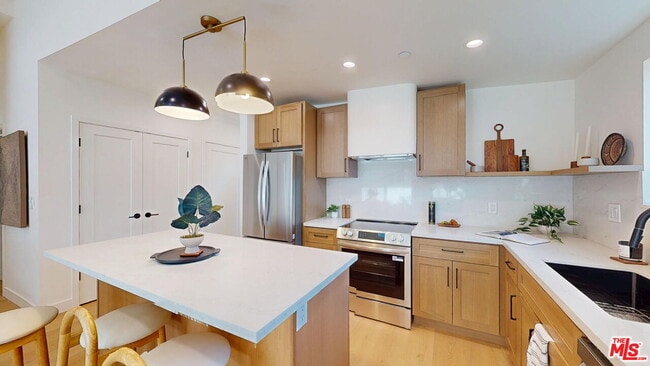 Building Photo - 6441 Satsuma Ave