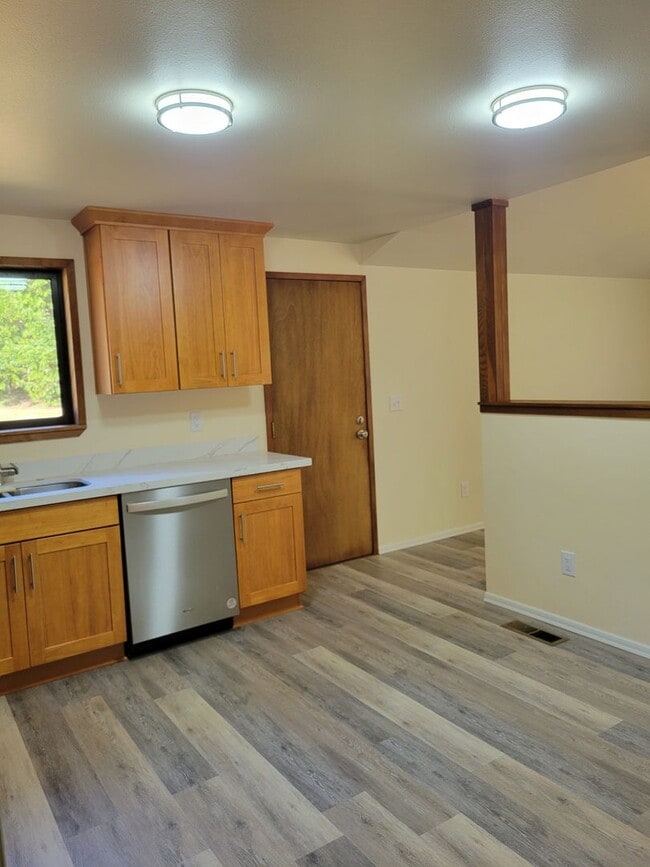 Building Photo - Cozy 2 bedroom Cottage on Acreage in Port ...