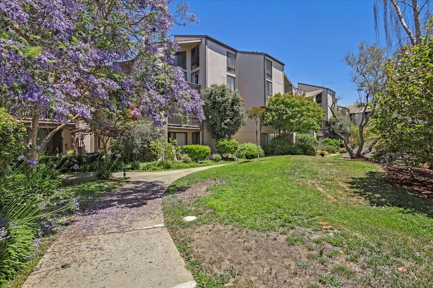 Building Photo - 2101 Shoreline