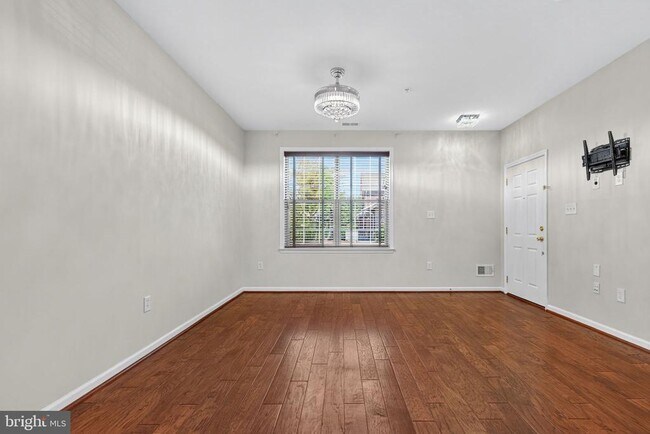Building Photo - 42563 Highgate Terrace