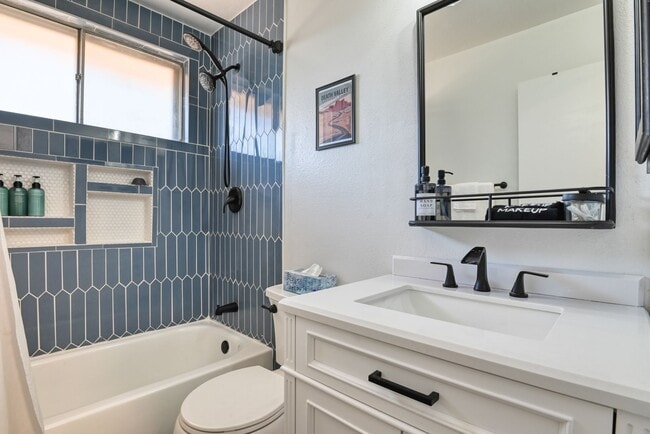 Building Photo - Cute 3 Bedroom Home in Central Colorado Sp...