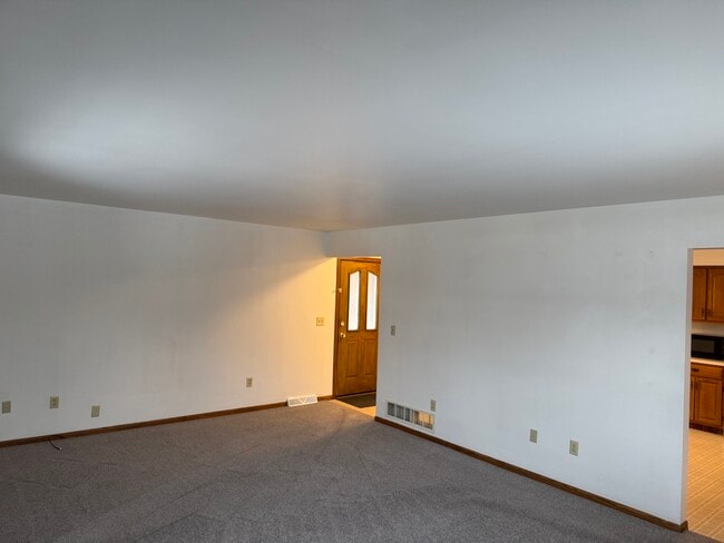 Building Photo - 315 Carriage Dr