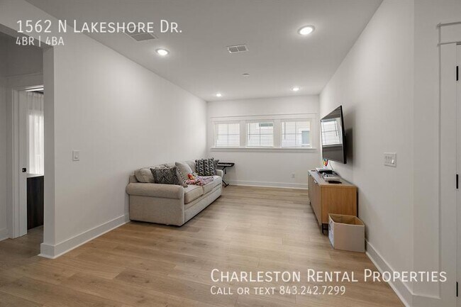 Building Photo - 1562 N Lakeshore Dr