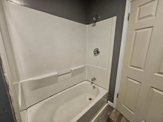 Building Photo - Spacious 5 bedroom 1.5 bathrooms for rent in Hays!