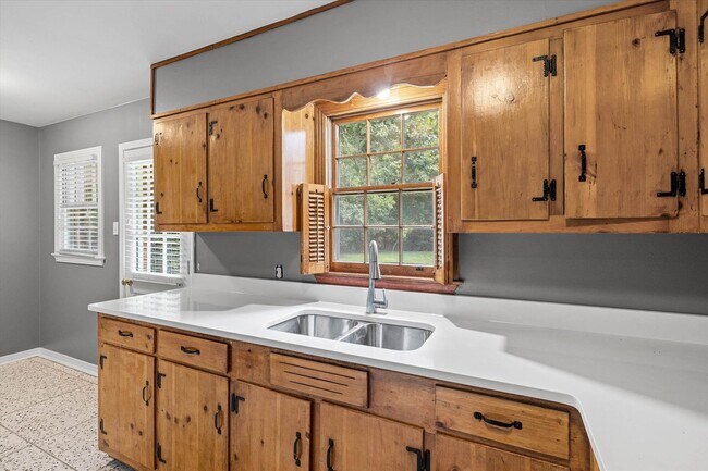 Building Photo - Charming 3-Bedroom Home with Fenced Yard – Convenient Location!