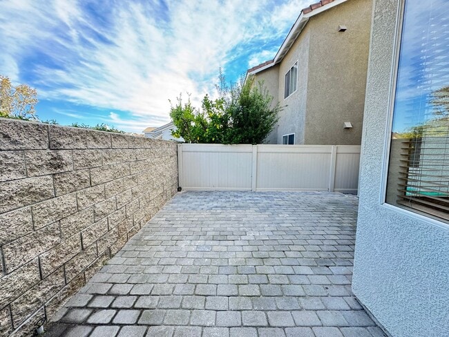 Building Photo - Immaculate 4Bd/2.5Ba Home with New Fridge, AC, Fenced Back Patio in Aliso Viejo!