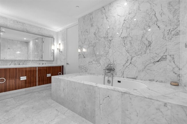 Building Photo - 15701 Collins Ave