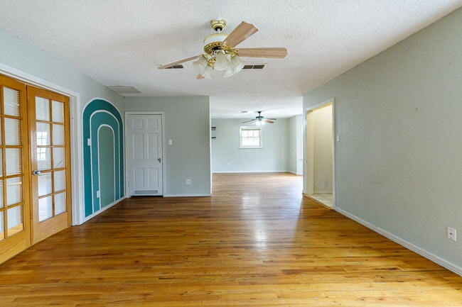 Building Photo - 3 bedroom less than 1 mile from Tech
