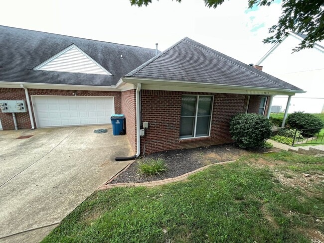 Building Photo - Exclusive Shelbyville Condo For Rent