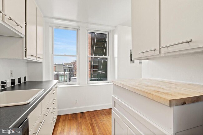 Building Photo - 1316 New Hampshire Ave NW