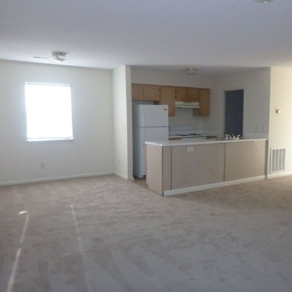 Building Photo - 2928 W Hills Dr