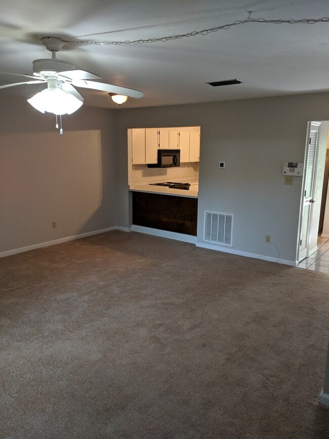 Building Photo - Spacious 2 Bedroom, 2 1/2 Bath Town House ...